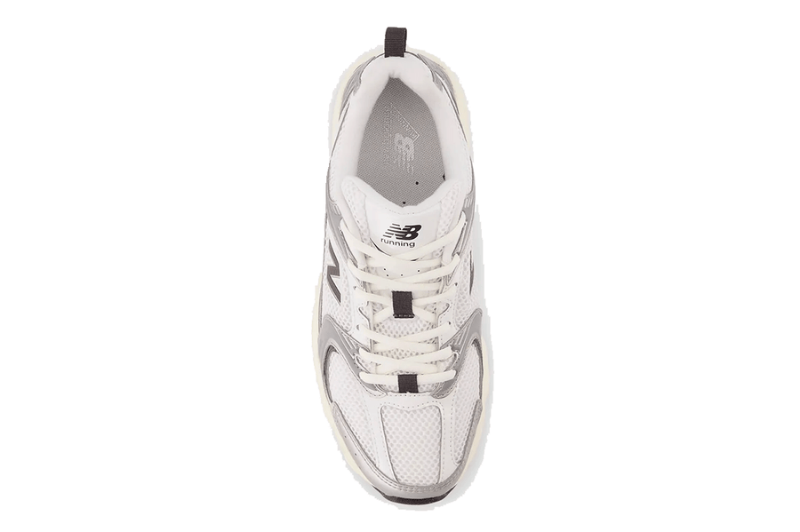 Vista traseira do New Balance New Balance 530 'Silver Metallic Black Cement' Prateado mostrando calcanheira e detalhes do solado