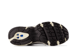Vista frontal do New Balance New Balance 530 'Silver Metallic Black Cement' Prateado mostrando biqueira e costuras