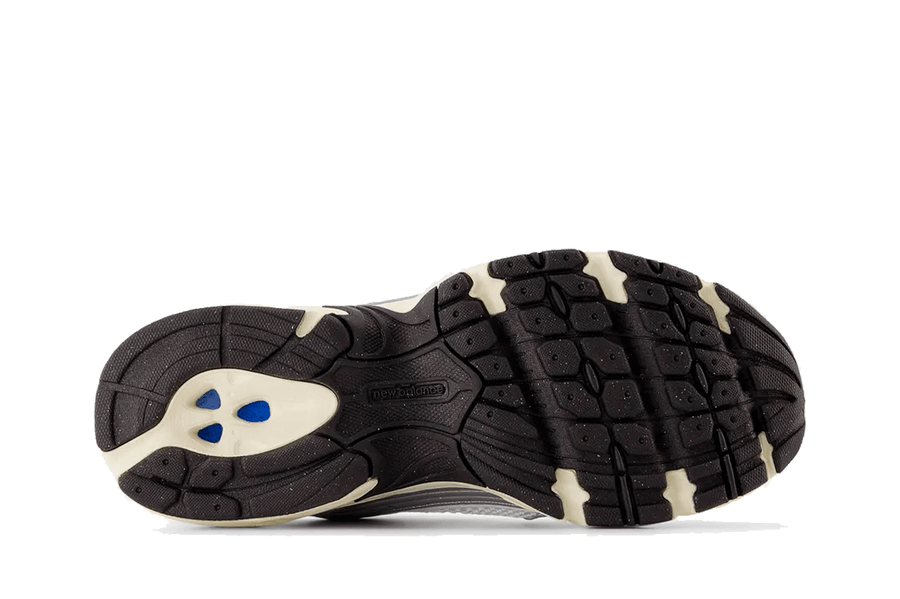 Vista frontal do New Balance New Balance 530 'Silver Metallic Black Cement' Prateado mostrando biqueira e costuras