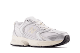 Vista traseira do New Balance New Balance 530 'Silver Metallic Linen' mostrando calcanheira e detalhes do solado
