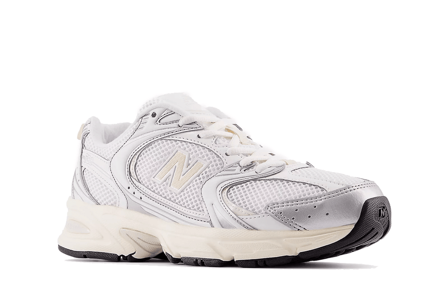 Vista traseira do New Balance New Balance 530 'Silver Metallic Linen' mostrando calcanheira e detalhes do solado