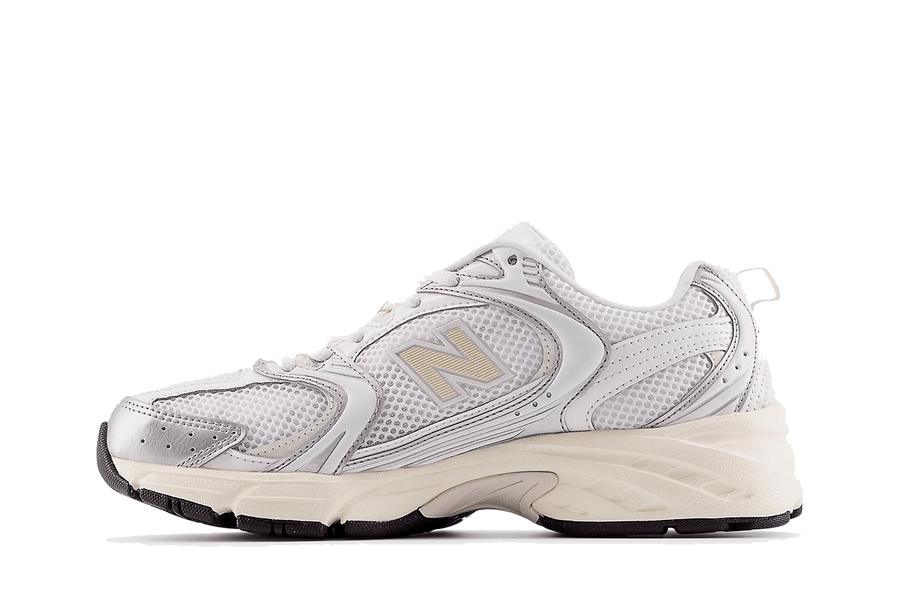 Vista lateral do New Balance New Balance 530 'Silver Metallic Linen' mostrando design do cabedal e logo da marca
