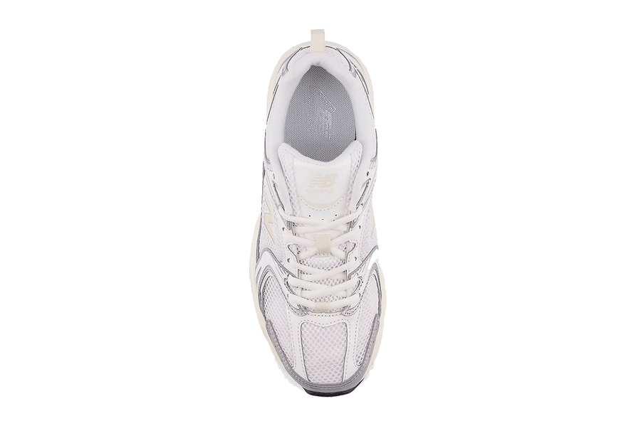 Vista superior do New Balance New Balance 530 'Silver Metallic Linen' mostrando abertura, lingueta e cadarços