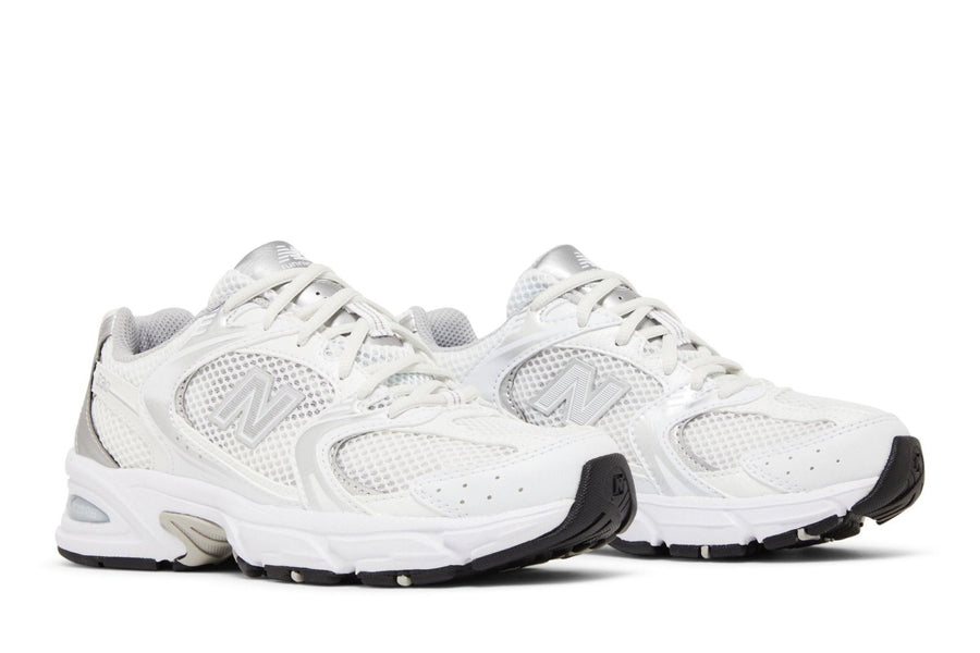 Vista frontal do New Balance New Balance 530 Silver White mostrando biqueira e costuras