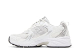 Vista lateral do New Balance New Balance 530 Silver White mostrando design do cabedal e logo da marca
