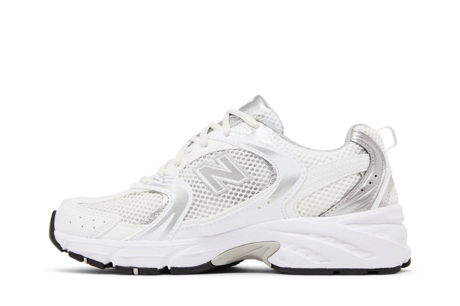 Vista lateral do New Balance New Balance 530 Silver White mostrando design do cabedal e logo da marca