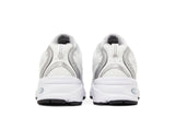 Vista superior do New Balance New Balance 530 Silver White mostrando abertura, lingueta e cadarços