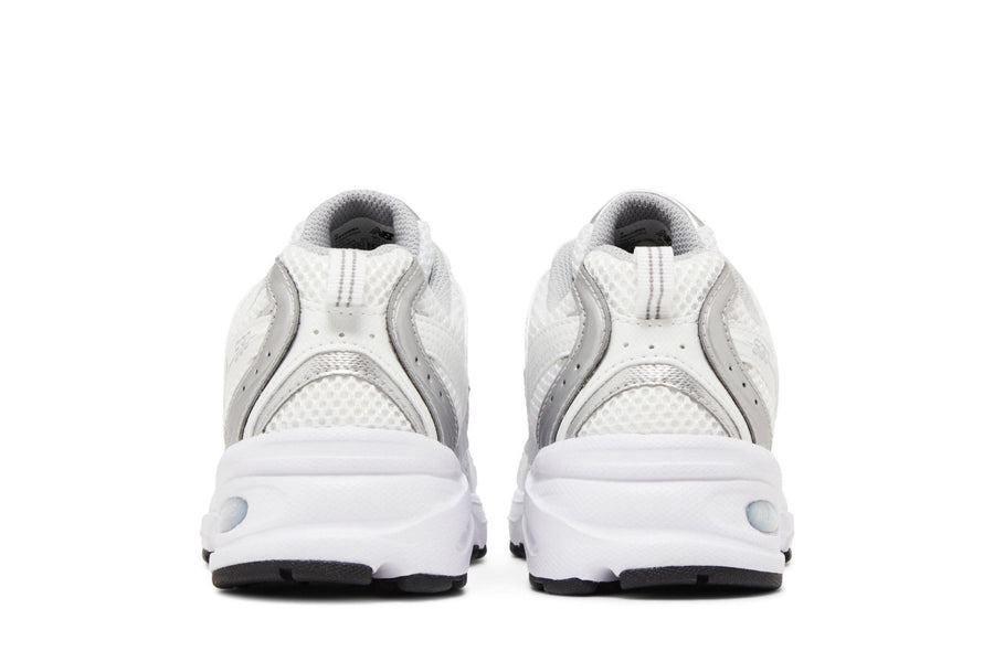 Vista superior do New Balance New Balance 530 Silver White mostrando abertura, lingueta e cadarços