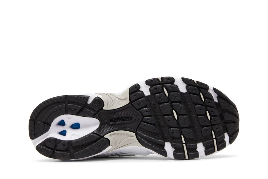 Vista traseira do New Balance New Balance 530 Silver White mostrando calcanheira e detalhes do solado