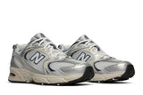 Vista em detalhe do New Balance New Balance 530 Steel Grey mostrando textura do material e acabamento