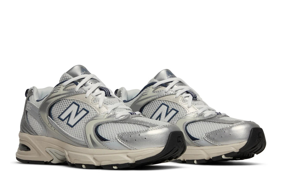 Vista em detalhe do New Balance New Balance 530 Steel Grey mostrando textura do material e acabamento