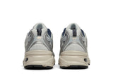 Vista frontal do New Balance New Balance 530 Steel Grey mostrando biqueira e costuras