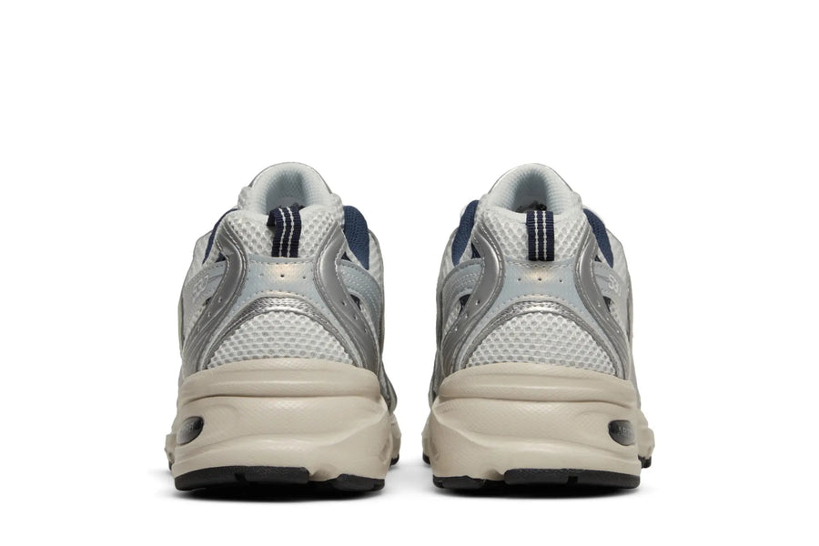 Vista frontal do New Balance New Balance 530 Steel Grey mostrando biqueira e costuras
