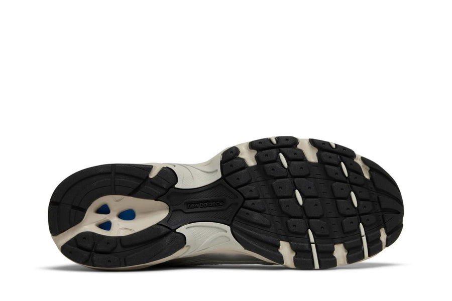 Vista traseira do New Balance New Balance 530 Steel Grey mostrando calcanheira e detalhes do solado