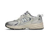 Vista lateral do New Balance New Balance 530 Steel Grey mostrando design do cabedal e logo da marca