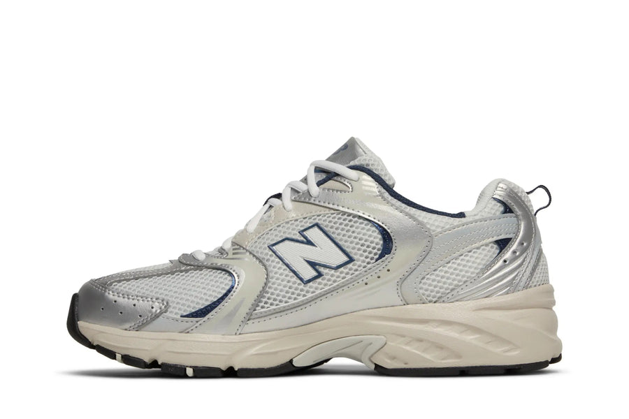 Vista lateral do New Balance New Balance 530 Steel Grey mostrando design do cabedal e logo da marca