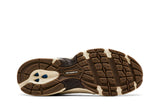 Vista traseira do New Balance New Balance 530 Turtledove Mushroom Mesh mostrando calcanheira e detalhes do solado