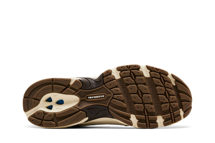 Vista traseira do New Balance New Balance 530 Turtledove Mushroom Mesh mostrando calcanheira e detalhes do solado