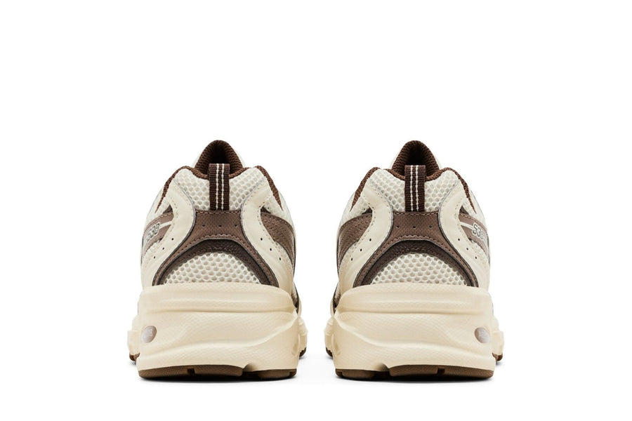 Vista frontal do New Balance New Balance 530 Turtledove Mushroom Mesh mostrando biqueira e costuras