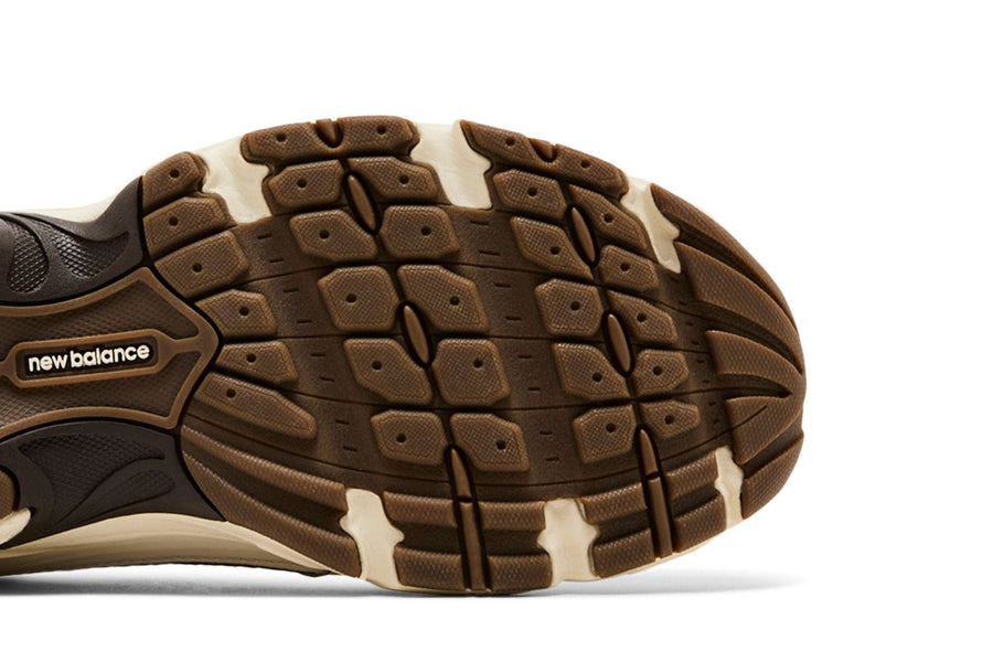 Vista superior do New Balance New Balance 530 Turtledove Mushroom Mesh mostrando abertura, lingueta e cadarços