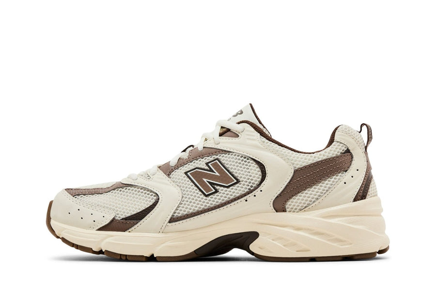 Vista lateral do New Balance New Balance 530 Turtledove Mushroom Mesh mostrando design do cabedal e logo da marca