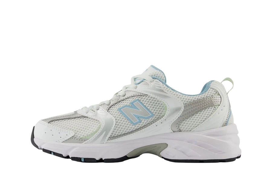 Vista lateral do New Balance New Balance 530 White Chrome Blue mostrando design do cabedal e logo da marca
