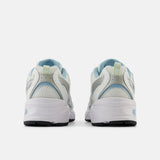 Vista superior do New Balance New Balance 530 White Chrome Blue mostrando abertura, lingueta e cadarços