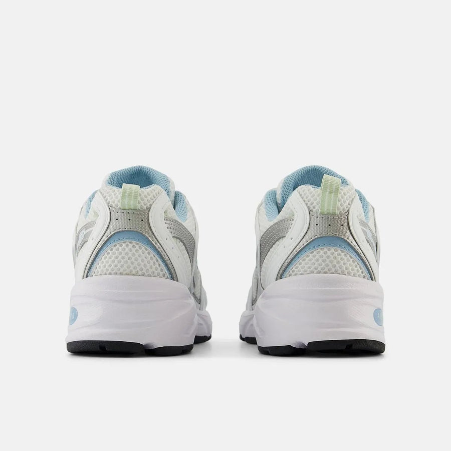 Vista superior do New Balance New Balance 530 White Chrome Blue mostrando abertura, lingueta e cadarços