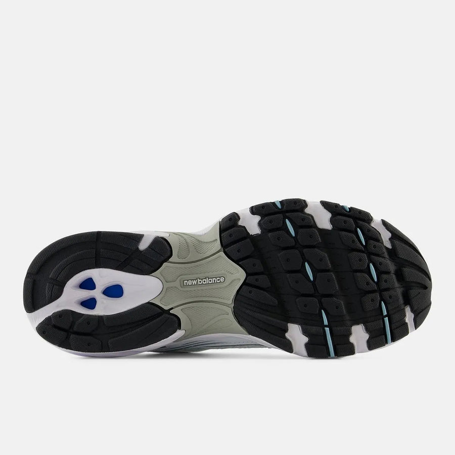 Vista traseira do New Balance New Balance 530 White Chrome Blue mostrando calcanheira e detalhes do solado
