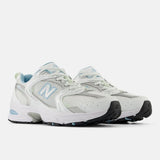 Vista frontal do New Balance New Balance 530 White Chrome Blue mostrando biqueira e costuras