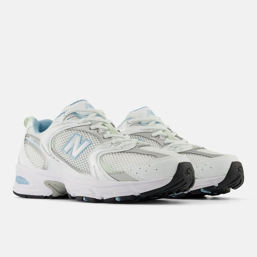 Vista frontal do New Balance New Balance 530 White Chrome Blue mostrando biqueira e costuras