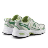 Vista superior do New Balance New Balance 530 White Green Matcha mostrando abertura, lingueta e cadarços