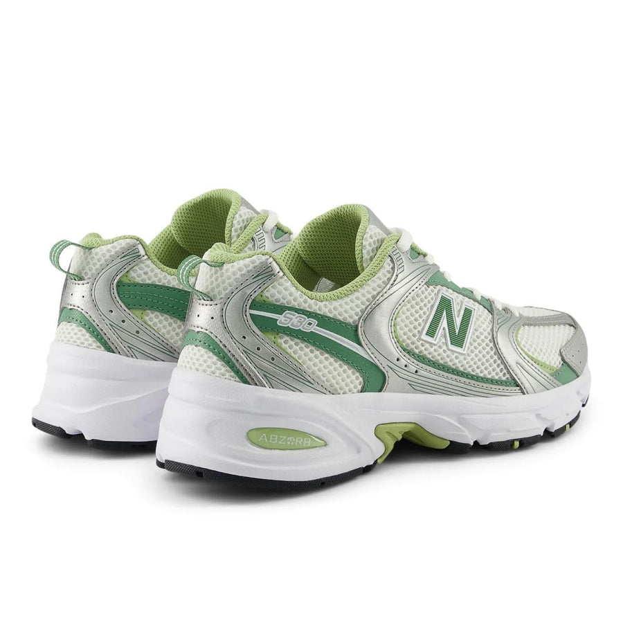 Vista superior do New Balance New Balance 530 White Green Matcha mostrando abertura, lingueta e cadarços