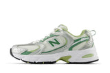 Vista lateral do New Balance New Balance 530 White Green Matcha mostrando design do cabedal e logo da marca