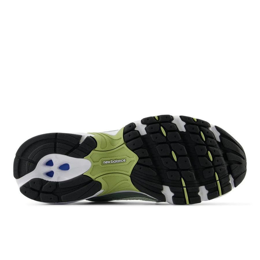 Vista traseira do New Balance New Balance 530 White Green Matcha mostrando calcanheira e detalhes do solado