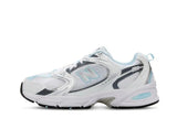 Vista lateral do New Balance New Balance 530 White Light Crome Blue mostrando design do cabedal e logo da marca