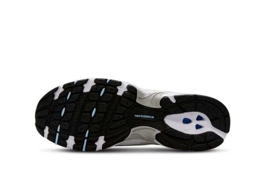 Vista traseira do New Balance New Balance 530 White Light Crome Blue mostrando calcanheira e detalhes do solado