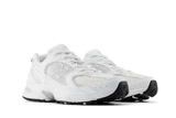 Vista lateral do New Balance New Balance 530 White Pearl Grey mostrando design do cabedal e logo da marca