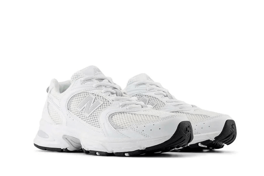 Vista lateral do New Balance New Balance 530 White Pearl Grey mostrando design do cabedal e logo da marca