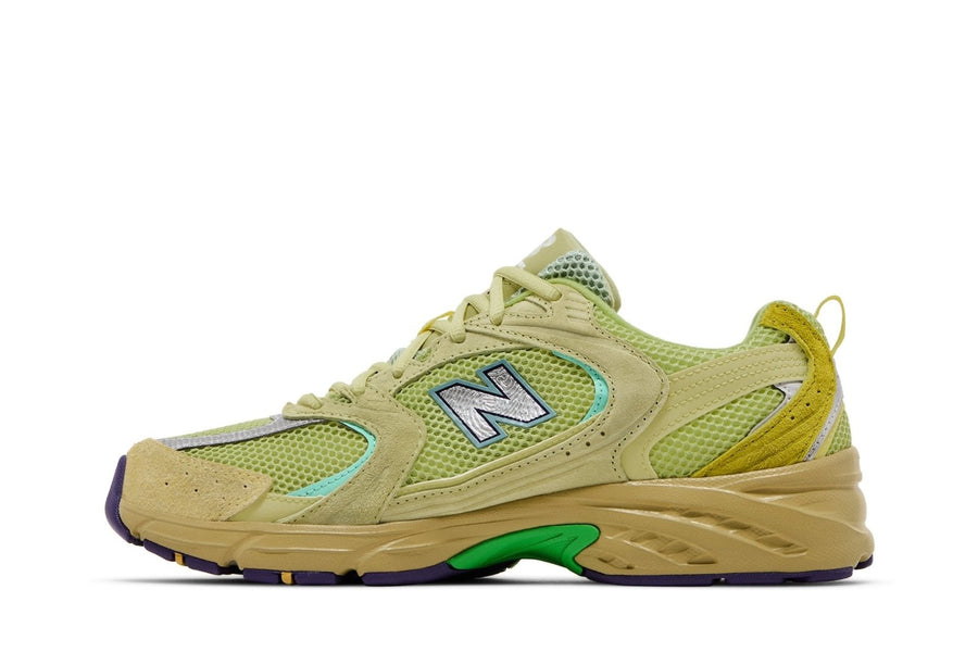 Vista lateral do New Balance New Balance 530 x Salehe Bembury Prosperity Be The Prize mostrando design do cabedal e logo da marca