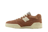 Vista lateral do New Balance New Balance 550 Sashiko Pack Pecan mostrando design do cabedal e logo da marca