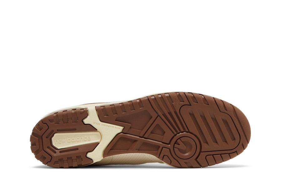 Vista traseira do New Balance New Balance 550 x Aimé Leon Dore Brown mostrando calcanheira e detalhes do solado