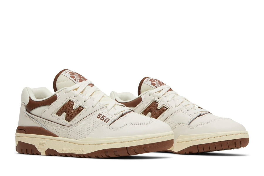 Vista frontal do New Balance New Balance 550 x Aimé Leon Dore Brown mostrando biqueira e costuras