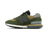 Vista lateral do New Balance New Balance 574 x Stone Island Legacy Dark Green mostrando design do cabedal e logo da marca
