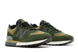 Vista frontal do New Balance New Balance 574 x Stone Island Legacy Dark Green mostrando biqueira e costuras
