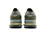 Vista superior do New Balance New Balance 574 x Stone Island Legacy Dark Green mostrando abertura, lingueta e cadarços