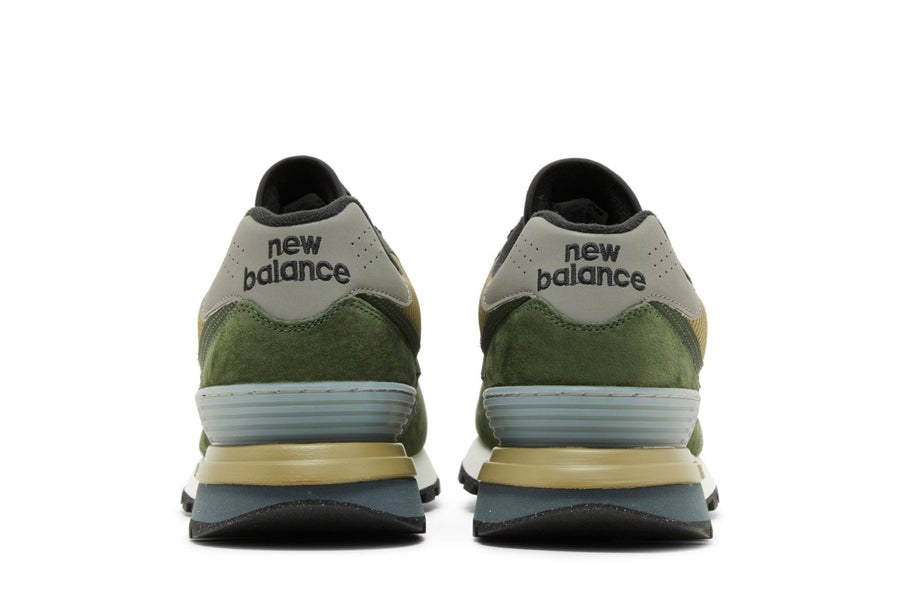 Vista superior do New Balance New Balance 574 x Stone Island Legacy Dark Green mostrando abertura, lingueta e cadarços