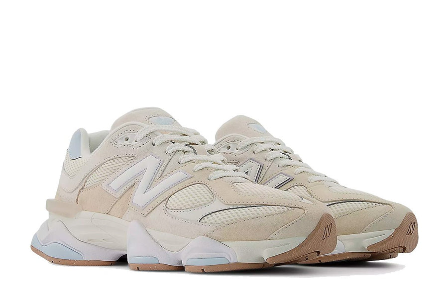 Vista traseira do New Balance New Balance 9060 Bisque Frosted Glass mostrando calcanheira e detalhes do solado