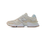 Vista lateral do New Balance New Balance 9060 Bisque Frosted Glass mostrando design do cabedal e logo da marca