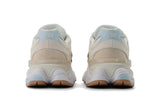 Vista superior do New Balance New Balance 9060 Bisque Frosted Glass mostrando abertura, lingueta e cadarços
